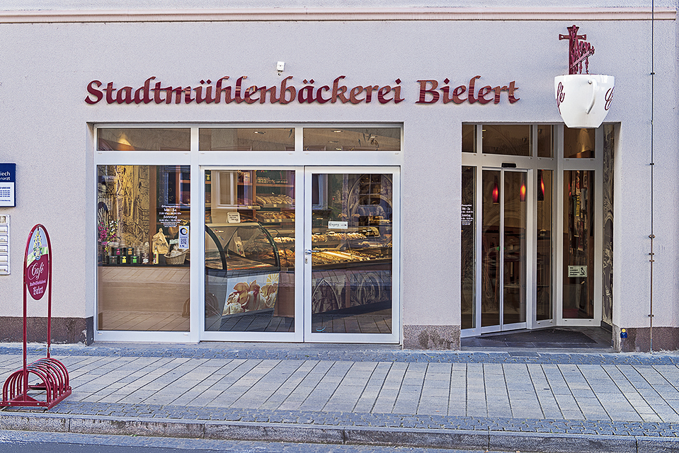 Stadtmühlenbäckerei Bielert Außenansicht der Stadtmühlenbäckerei Bielert mit großzügiger Fensterfront und einladendem Eingangsbereich</p>
<p>