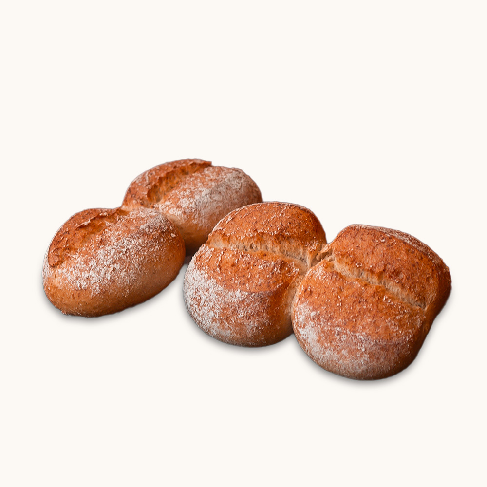 Vier rustikale Buchweizenbrötchen auf hellem Hintergrund