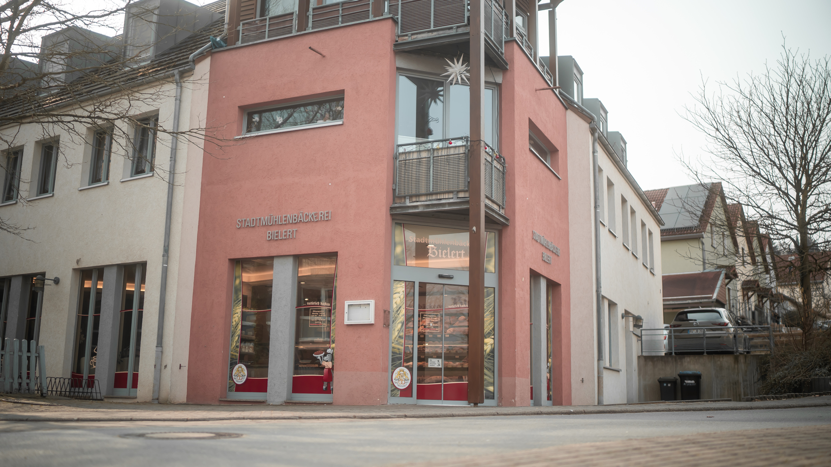 Außenansicht der Bäckerei-Filiale in Rudolstadt-Volkstedt-West mit roter Fassade
