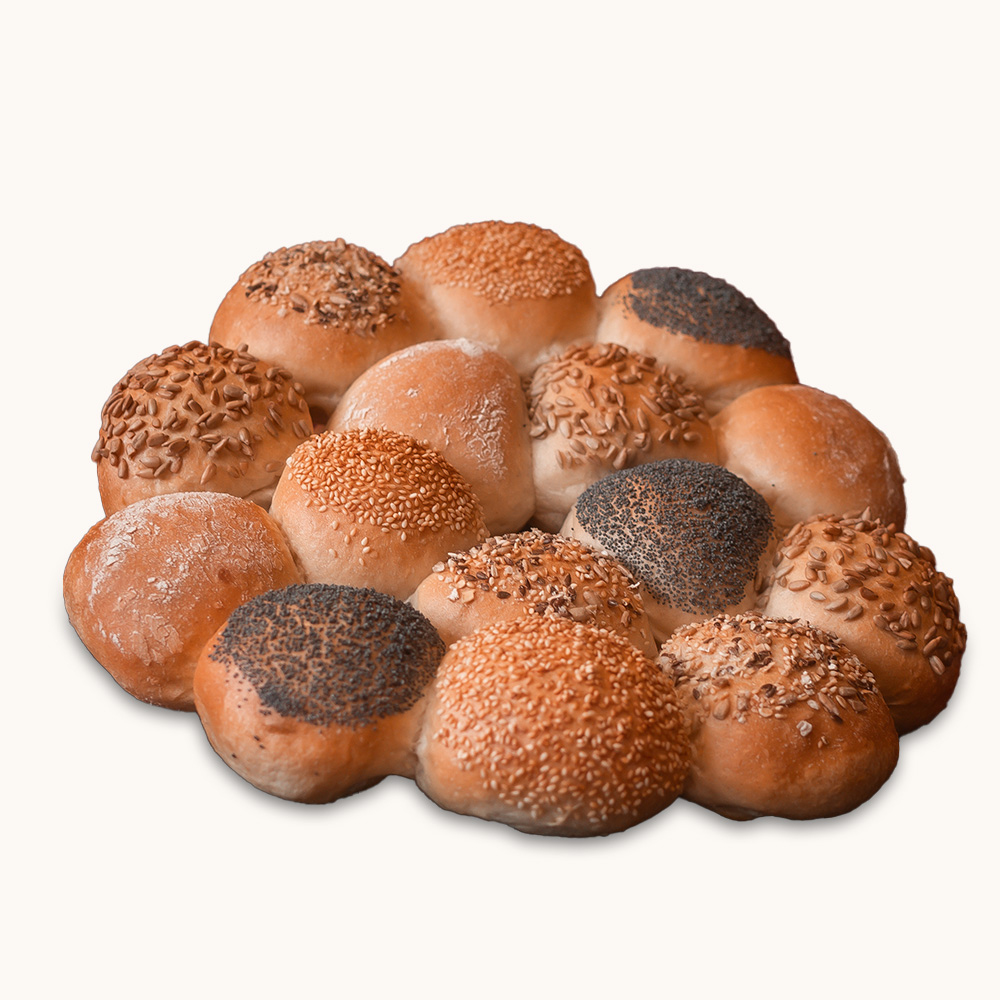 Rund angeordnetes Partyrad aus kleinen Brötchen mit verschiedenen Belägen wie Mohn, Sesam, Sonnenblumenkernen und Mehl.