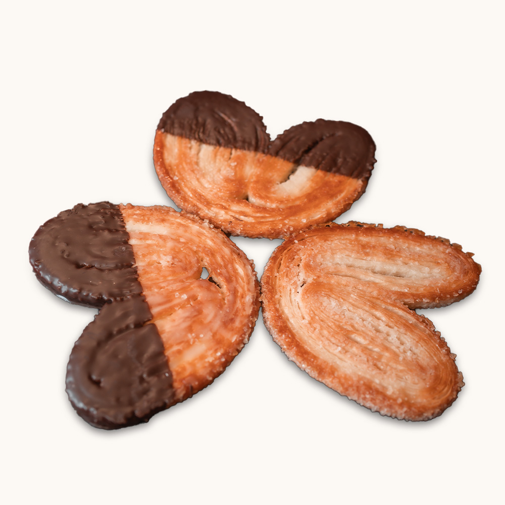 Drei Schweineohren aus Blätterteig, teilweise mit Schokolade überzogen.</p>
<p>
