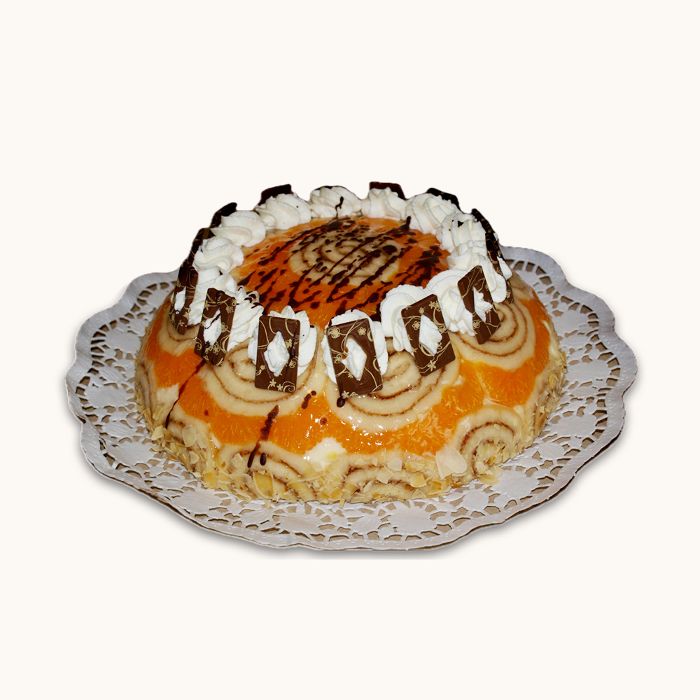 Halbrunde Kuppeltorte mit Biskuitrollen, Mandarinen, Sahnetupfen und Schokoladendekor auf einer Spitzenserviette.